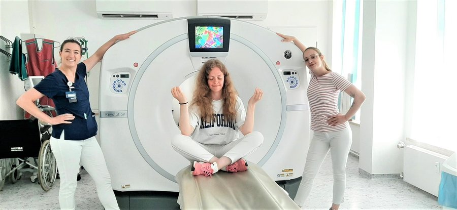 Drei Kolleginnen am CT-Gerät