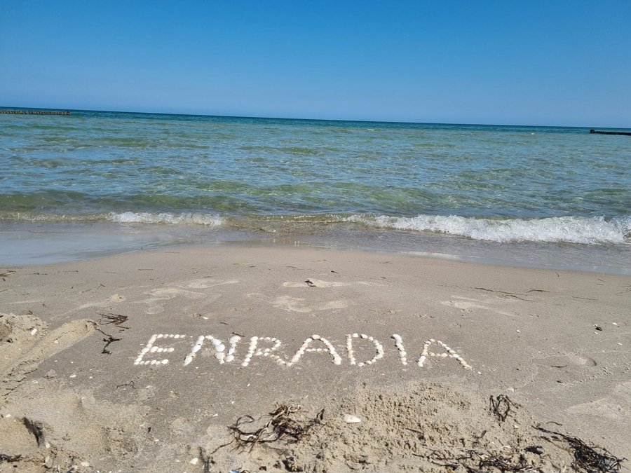 Der Schriftzug ENRADIA aus Muscheln am Ostseestrand